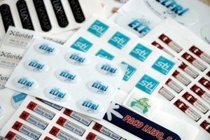 Amalgame d'étiquettes en résine