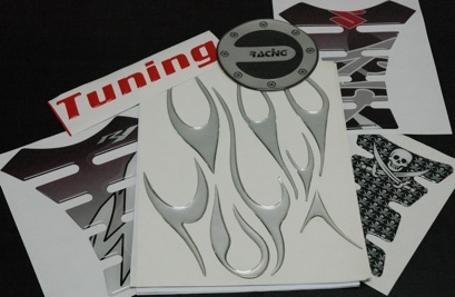 Varias pegatinas plateadas y vinilo de Tuning